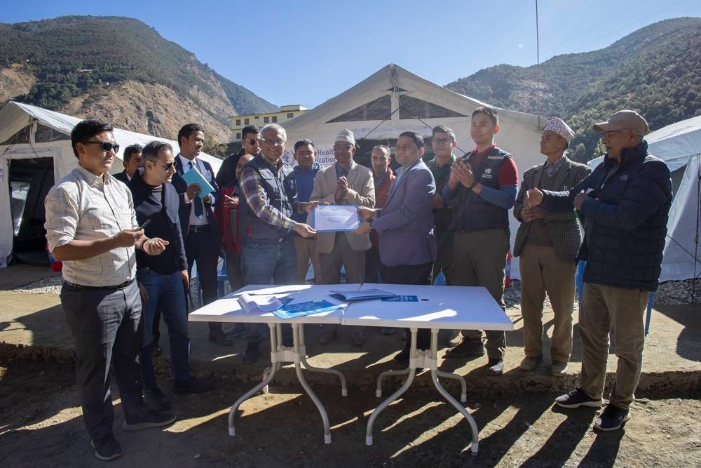 WHO नेपालको तर्फबाट प्रदेश स्वास्थ्य सेवा निर्देशनालयका निर्देशक ज्यूलाई बारेकोट गाउँपालिमा निर्माण भएको मेडिकल क्याम्प किट को हस्तान्तरण् ।